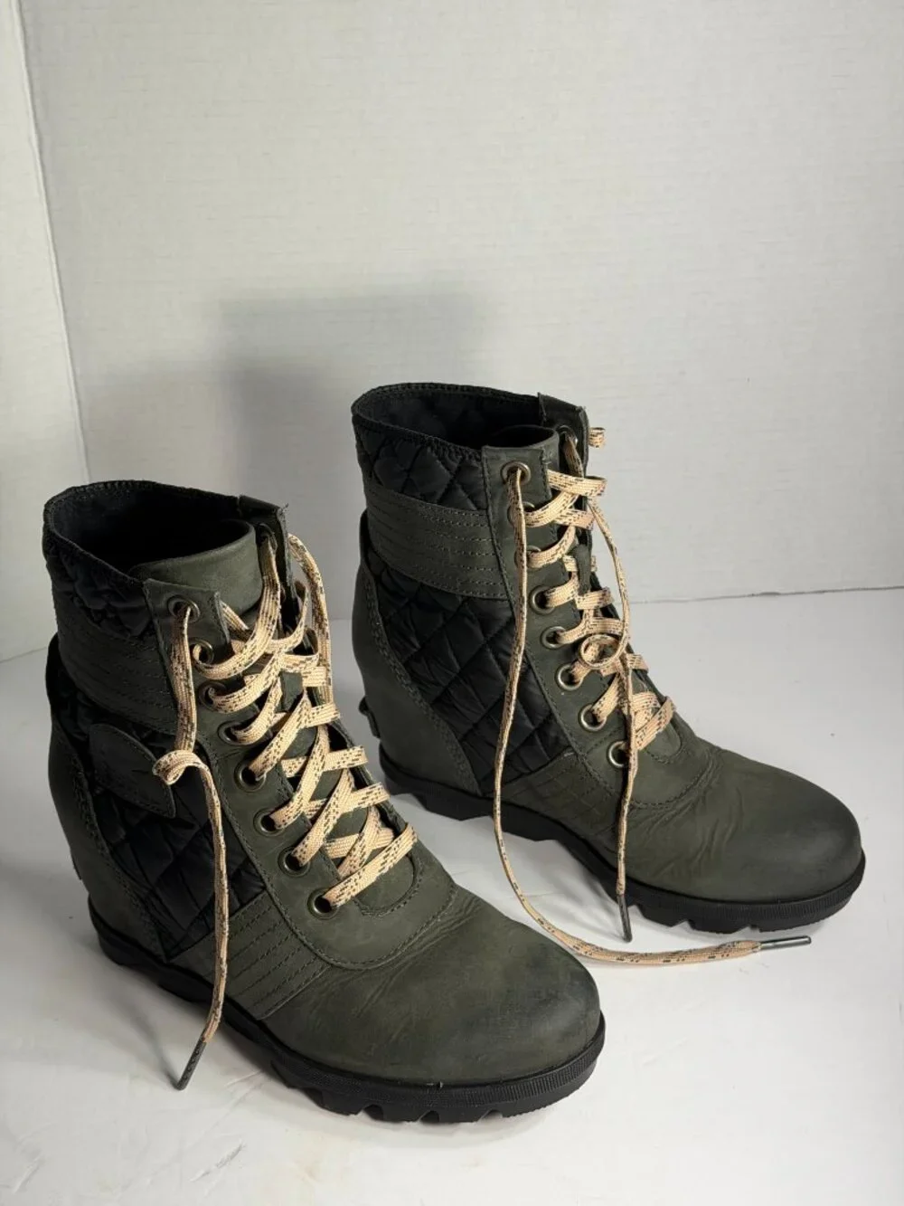 WOMENS SIZE 8.5 SOREL BOOTS
